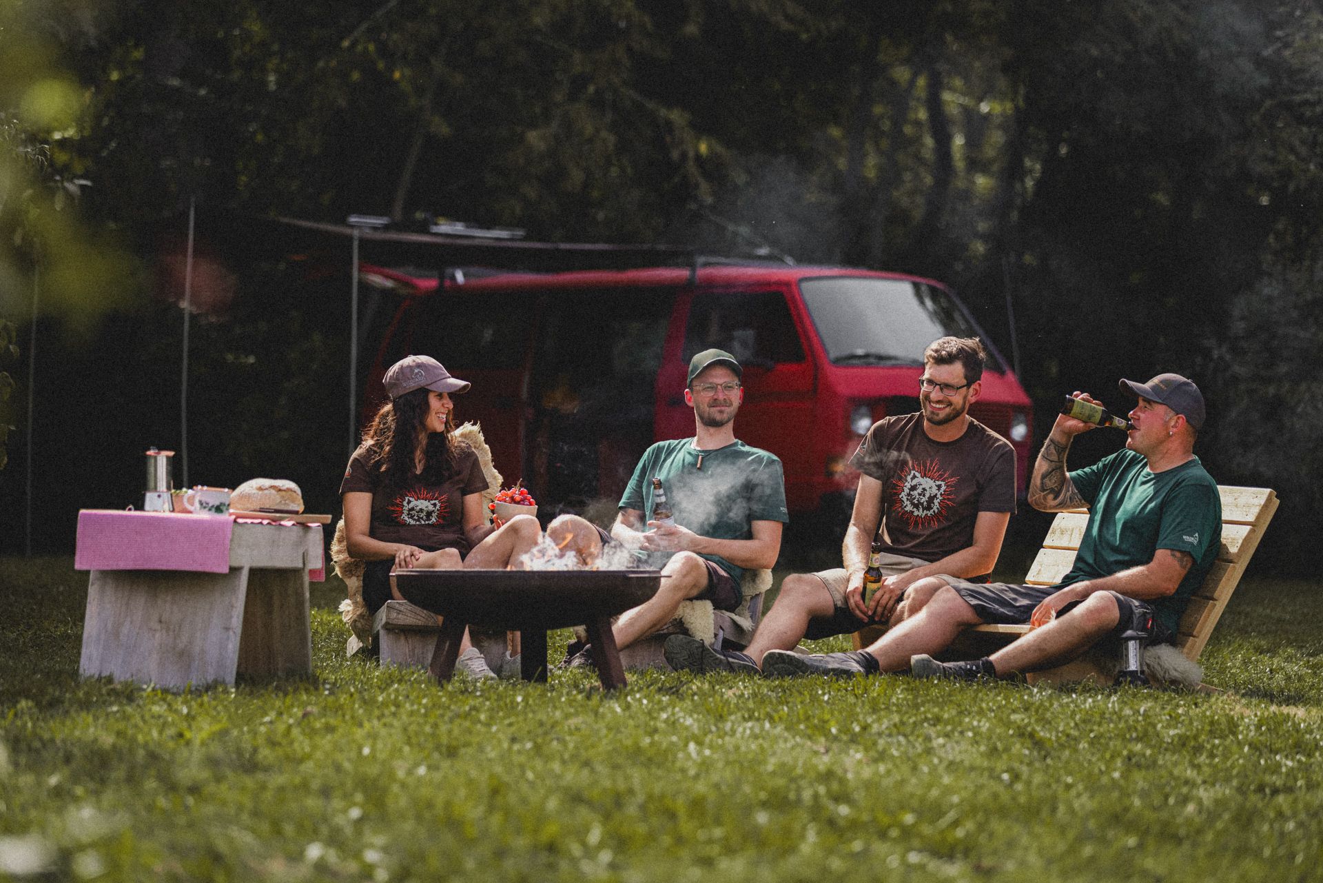 Gruppe sitzt an Feuerschale